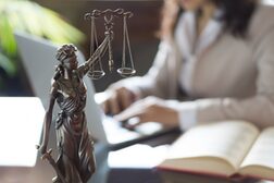 Das Symbolbild zu Gerichtsverfahren zeigt eine Figur der Justitia mit einer Waage