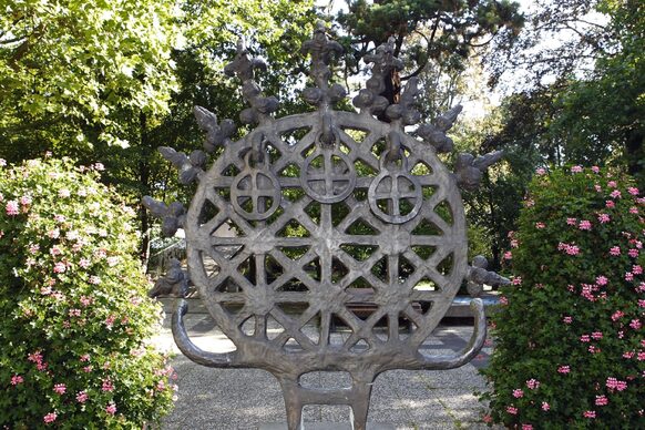 Am Rande des Stadtparks Bad Godesberg steht die Hethitische Sonnenscheibe, ein Geschenk der türkischen Partnerstadt Yalova zur 2000-Jahr-Feier der Stadt Bonn im Jahr 1989.
