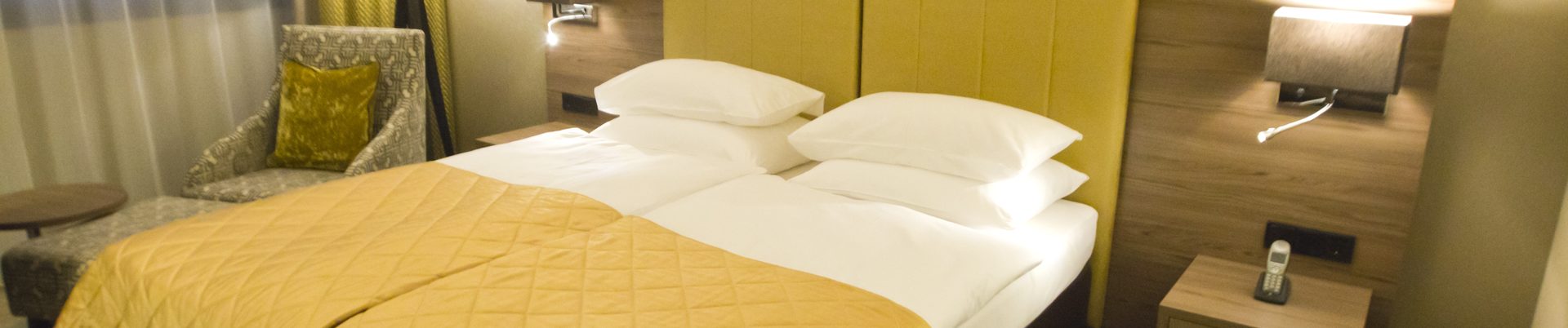 Ein Doppelbett in einem Hotelzimmer