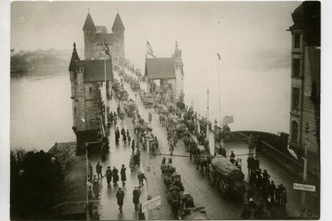 Historische Aufnahme der Rheinbrücke in Bonn aus dem Bestand des Bundesarchivs