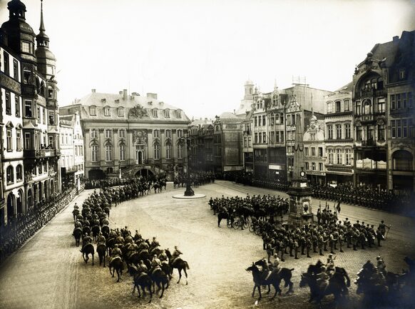 Historische Aufnahme des Bonner Markts mit französischen Soldaten, zum Teil auf Pferden unterwegs