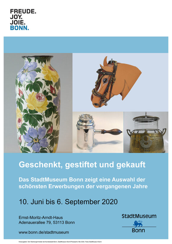 Zu sehen ist ein Plakat mit hellblauem Hintergrund. Darauf sind vier Bilder: eine geblumte Vase, ein gemalter Pferdekopf, ein silberner Gegenstand und ein Behältnis. Unter den Bildern steht „Geschenkt, gestiftet und gekauft. Das Stadtmuseum Bonn zeigt eine Auswahl der schönsten Erwerbungen der vergangenen Jahre. 10. Juni bis 6. September 2020.