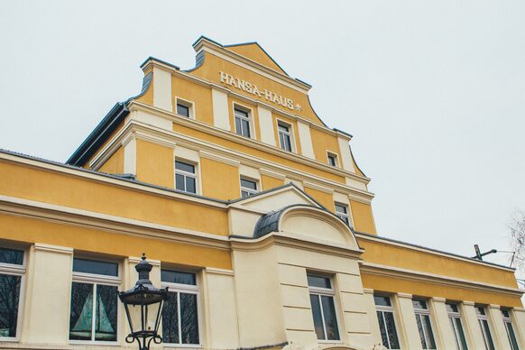 Gelbes Haus mit der weißen Aufschrift "Hansa-Haus".