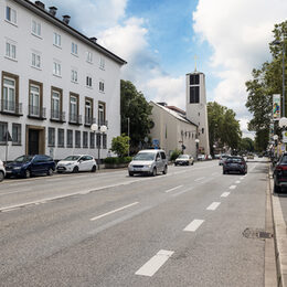 Das Bild zeigt die Adenauerallee in Bonn am Juridicum.