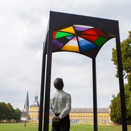 Die Skulptur von Stephan Balkenhol im Hofgarten Bonn heißt Hommage an Macke