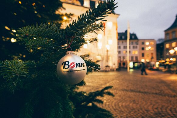 Weihnachtsbaum mit einer Kussmundkugel vor dem Alten Rathaus