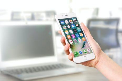 Smartphone mit Apps auf dem Startbildschirm
