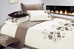 Ein Bett mit  eleganter Bettwäsche in einem Hotelzimmer