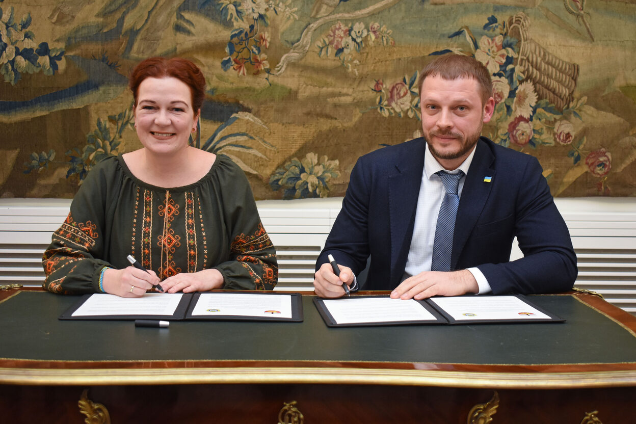 Das Bild zeigt Oberbürgermeisterin Katja Dörner und ihren Amtskollegen Vitalii Bielobrov bei der Unterzeichnung der Absichtserklärung ("Memorandum of Understanding") für eine weitere und intensivere Zusammenarbeit im Rahmen der Solidaritätspartnerschaft mit Cherson.