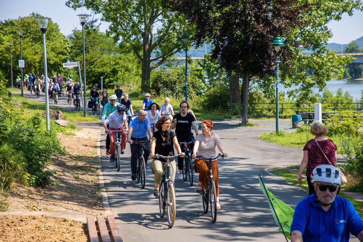 Gemeinsam mit ihren Gästen befuhren Oberbürgermeisterin Katja Dörner und Bezirksbürgermeisterin Lara Mohn auf ihren Rädern den ausgebauten Radweg.