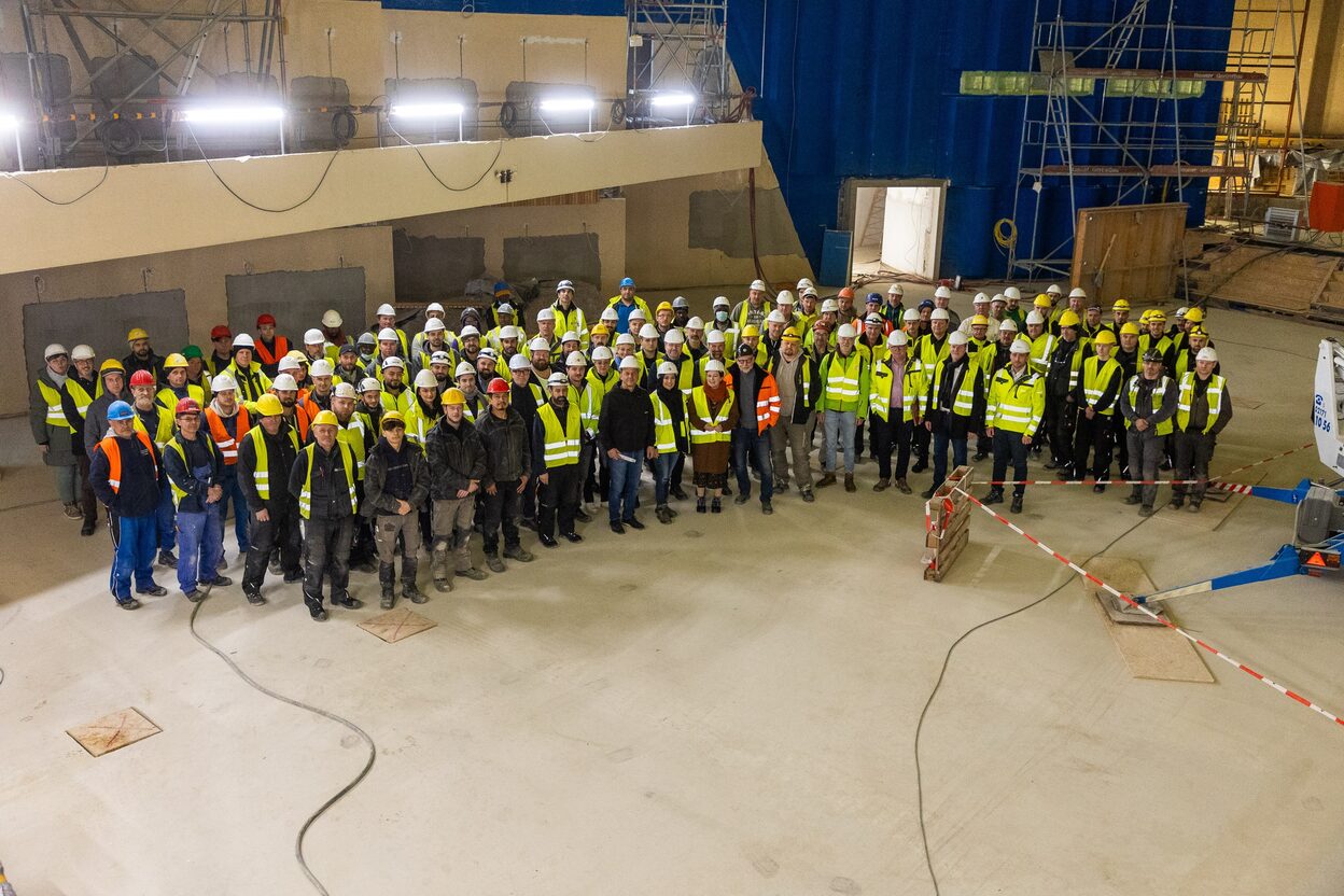 Gruppenbild im großen Saal: Mehr als 150 Personen arbeiten zurzeit täglich auf der Baustelle.