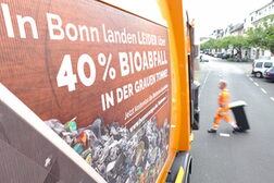 Auf einem Müllfahrzeug von bonnorange ist ein Schriftzug zu lesen, der für eine bessere Verwertung von Bioabfall wirbt