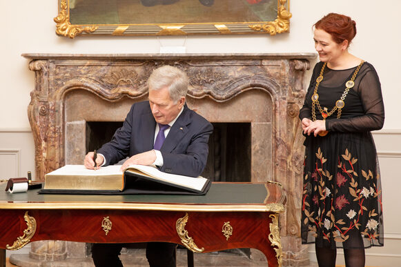 Der finnische Staatspräsident Sauli Niinistö trägt sich auf Einladung von Oberbürgermeisterin Katja Dörner ins Goldene Buch der Bundesstadt Bonn ein.