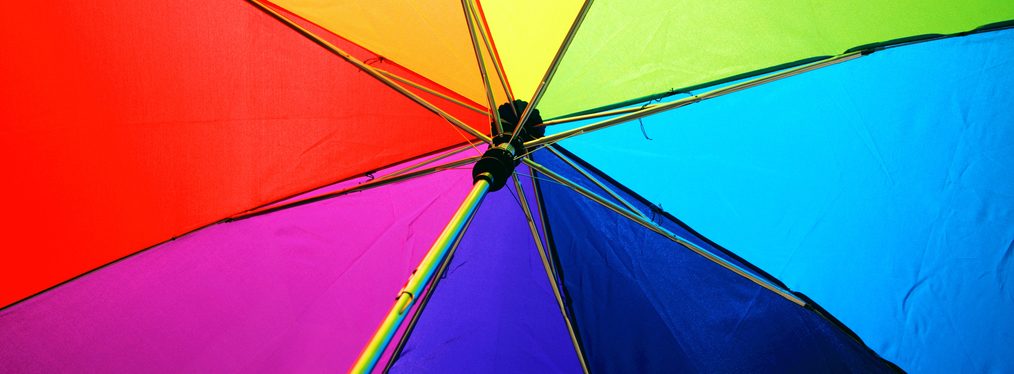 Ein Regenschirm mit bunten Regenbogenfarben