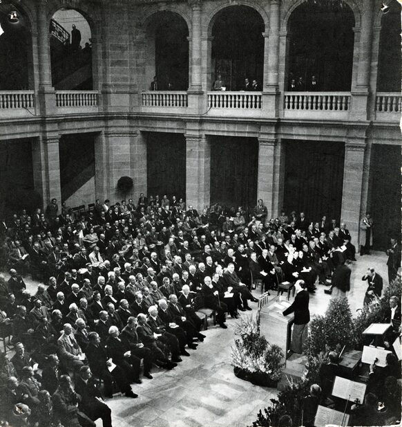Der Parlamentarische Rat im Lichthof des Museums Koenig, 1. September 1948
