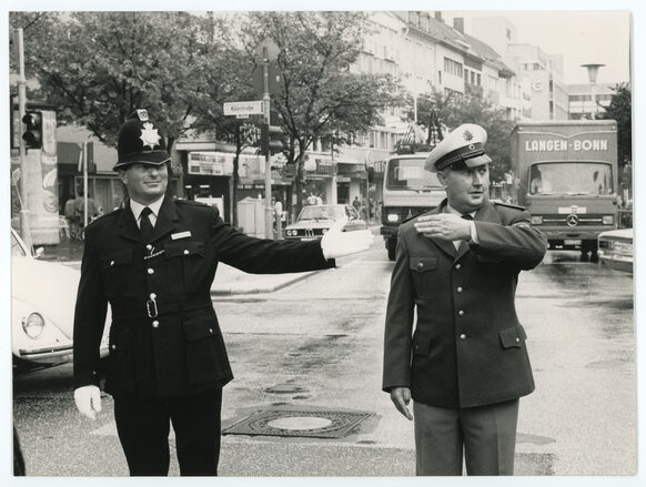 Zwei Polizisten, einer aus Oxford und einer aus Bonn, lenken 1979 zusammen den Verkehr auf der Oxfordstraße, Ecke Kölnstraße.