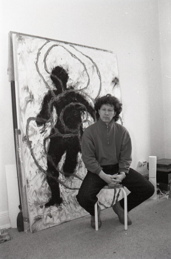 Der Künstler Martin Noёl im Jahr 1987 bei der Vorbereitung einer Ausstellung in der Galerie am Schloss in Brühl, Foto von Franz Fischer