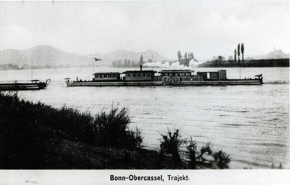 Die Ponte mit Personenzug kurz vor dem Anleger in Oberkassel, als Motiv einer Postkarte, um 1912.
