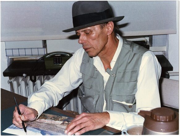 Joseph Beuys signiert 1983 in der Galerie Erhard Klein im Rahmen seines Projekts DIFESA DELLA NATURA
