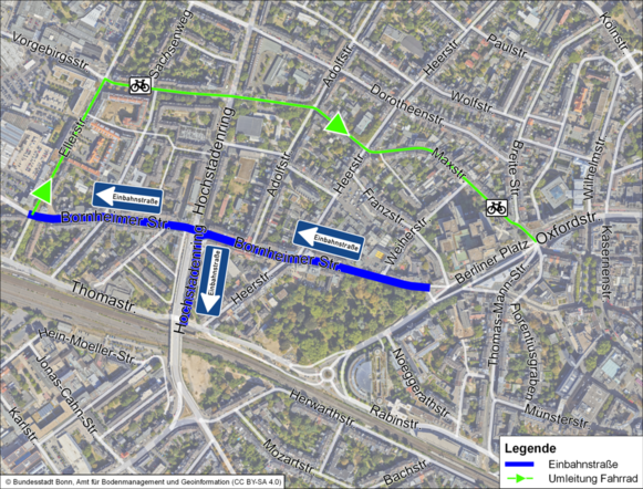 Das Foto zeigt ein Luftbild, das die Verkehrsregelung für Radfahrende während der Baustelle in der Bornheimer Straße zeigt.