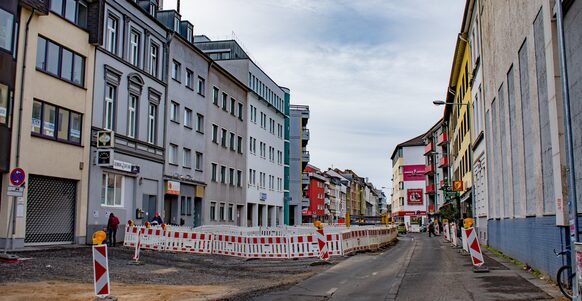 Das Foto zeigt einen Abschnitt der Bornheimer Straße mit Baustelle.