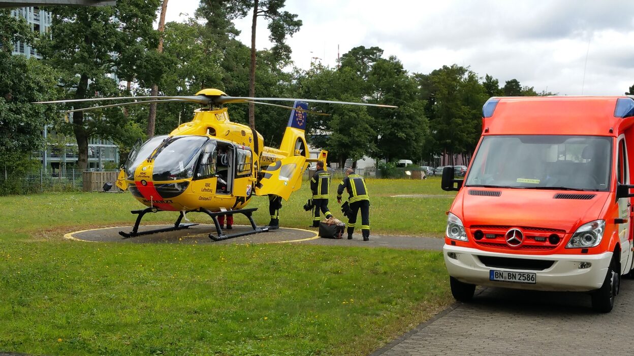 Rettungsdienst der Stadt Bonn im Einsatz mit Rettungshubschrauber und Rettungswagen.