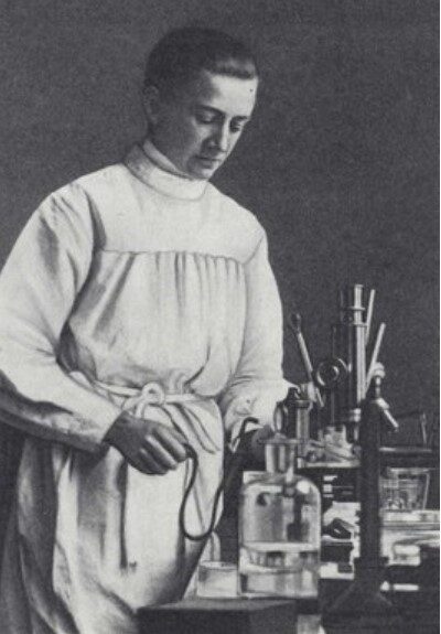 Historisches Bild Maria von Linden bei der Arbeit im Labor.
