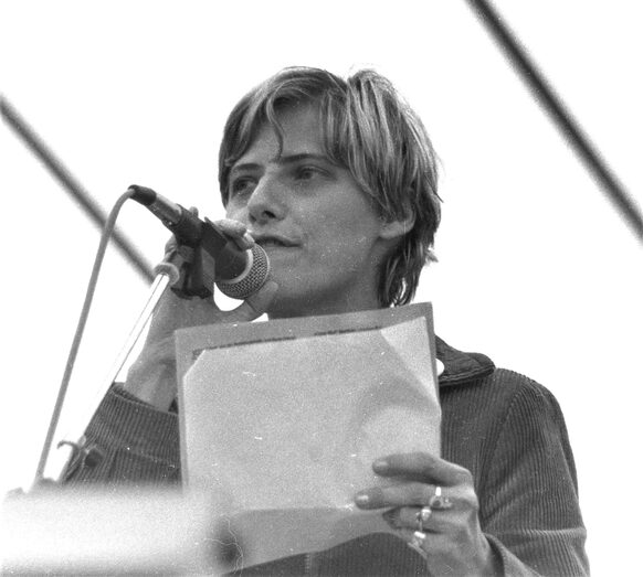 Petra Kelly am Mikrofon, schwarz-weiß Foto