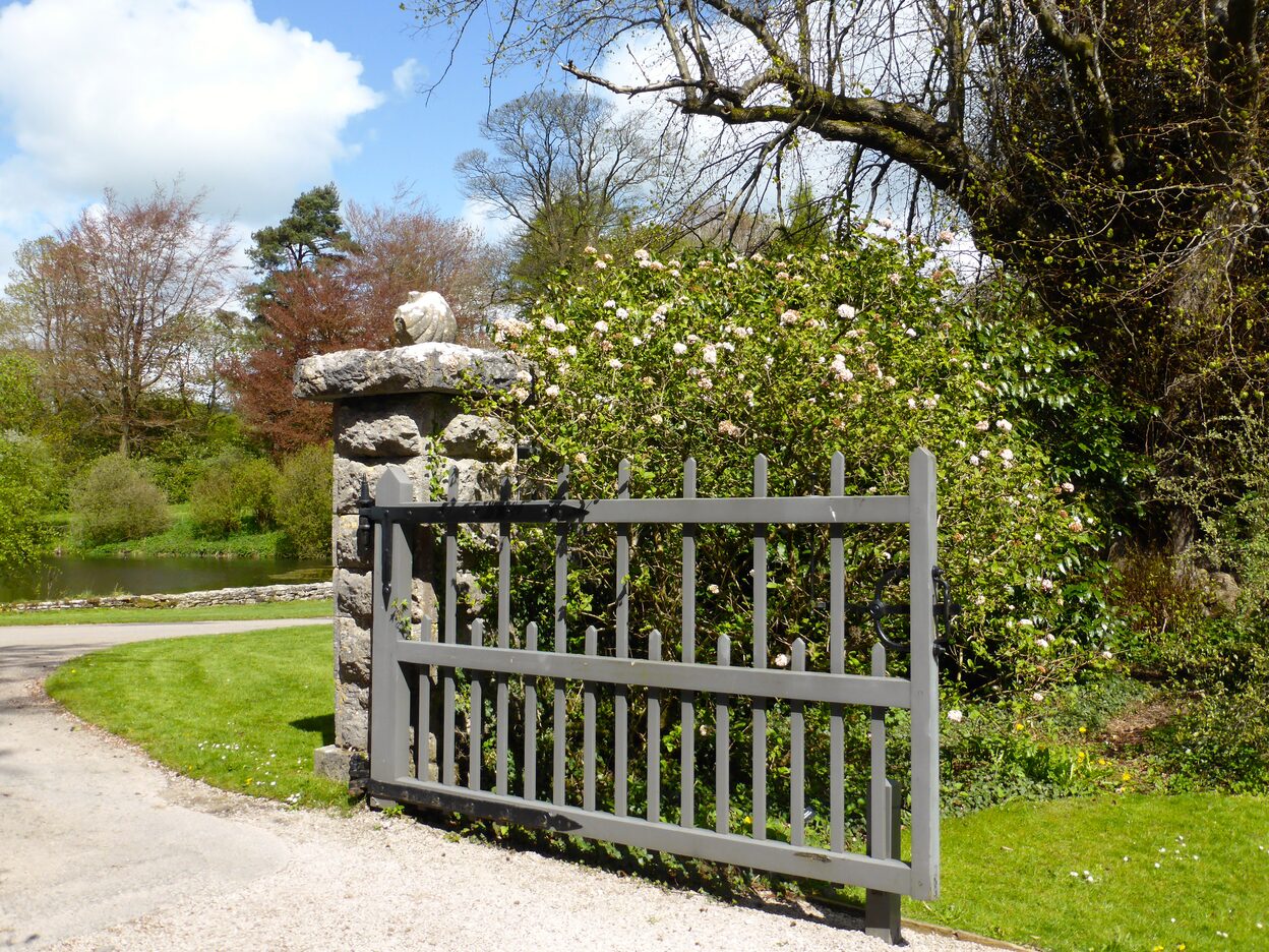 Das Bild zeigt einen Eingang zu einem Garten