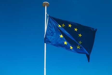 Europa-Flagge vor blauem Himmel.