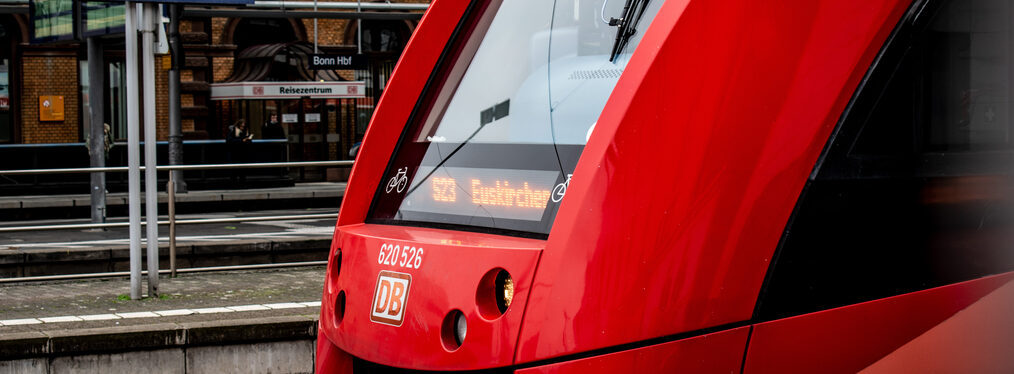 Ein Triebwagen steht im Bonner Hauptbahnhof