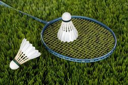 Ein Badmintonschläger und zwei Federbälle