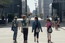 Kinder gehen den Rheinauhafen in Köln entlang