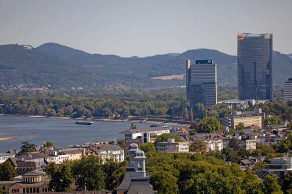 Blick vom Stadthausdach Richtung Rhein und Siebengebirge