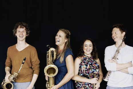 Die Mitglieder des Berlage Saxophone Quartet posieren lachend mit ihren Instrumenten vor der Kamera
