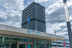 Eingangsbereich UN-Campus Bonn - im Hintergrund der UN-Tower "Langer Eugen"