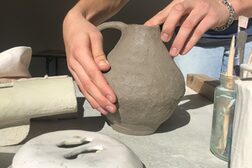 Verschiedene begonnenen Gefäße aus Keramik  trocknen in der Sonne