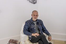 Der Künstlerin Martin Pfeifle in seiner Rauminstallation