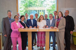 Das Bild zeigt die Vertreter*innen von Kirchen, Handel, Gewerbe und Stadt Bonn.