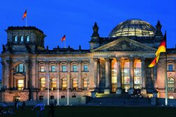 Der beleuchtete Reichstag in Berlin in der Abenddämmerung