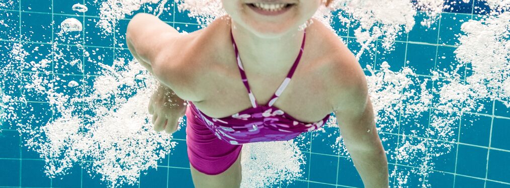 Unterwasseraufnahme eines schwimmenden Mädchens