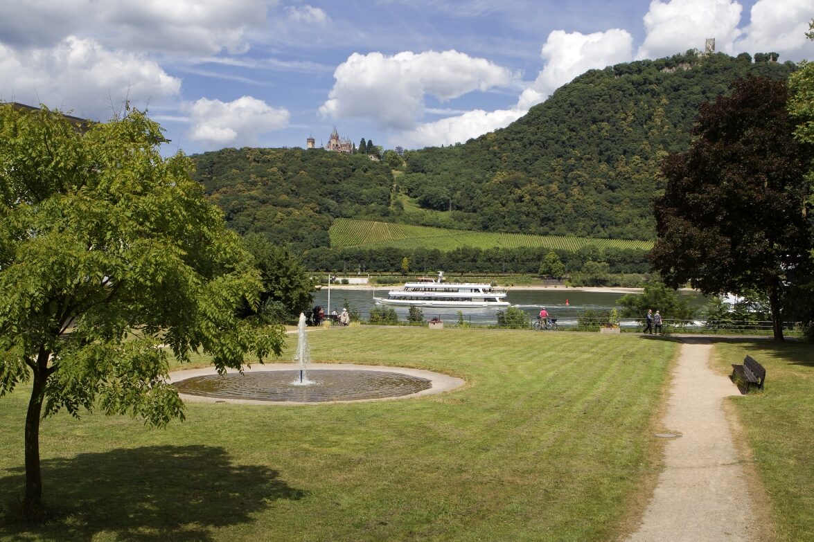 Drachensteinpark mit Blick auf Rhein und Drachenfels