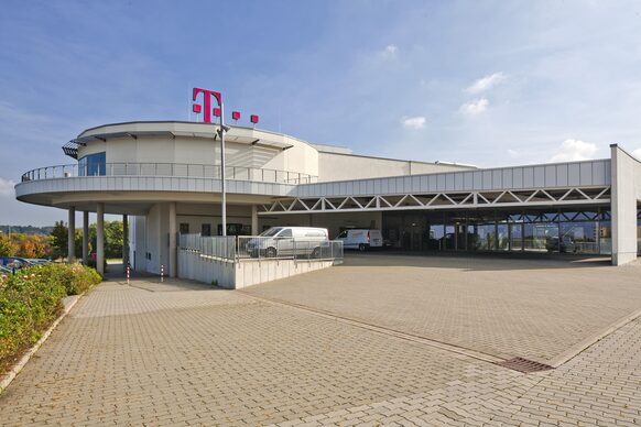 Außenaufnahme der Sporthalle Telekom Dome