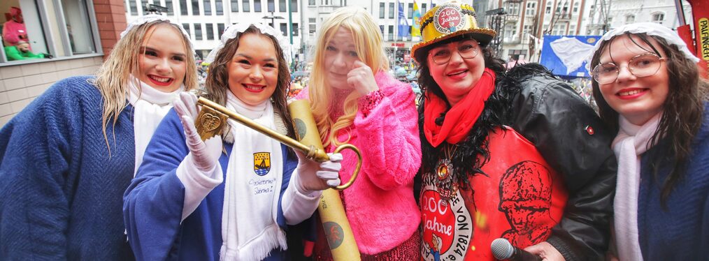 Wäscherprinzessin Sabrina I hat den Rathausschlüssel von Oberbürgermeisterin Katja Dörner, die als Barbie verkleidet ist, erobert