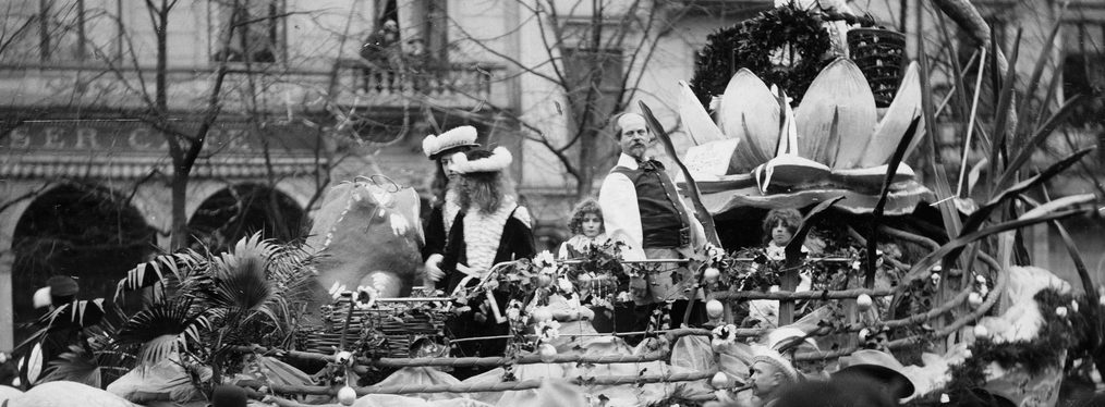 Karnevals Prinz Ferdinand Kaiser im Jahr 1905 bei einem Karnevalszug auf einem Festwagen mit Seerose und einem großen Frosch.