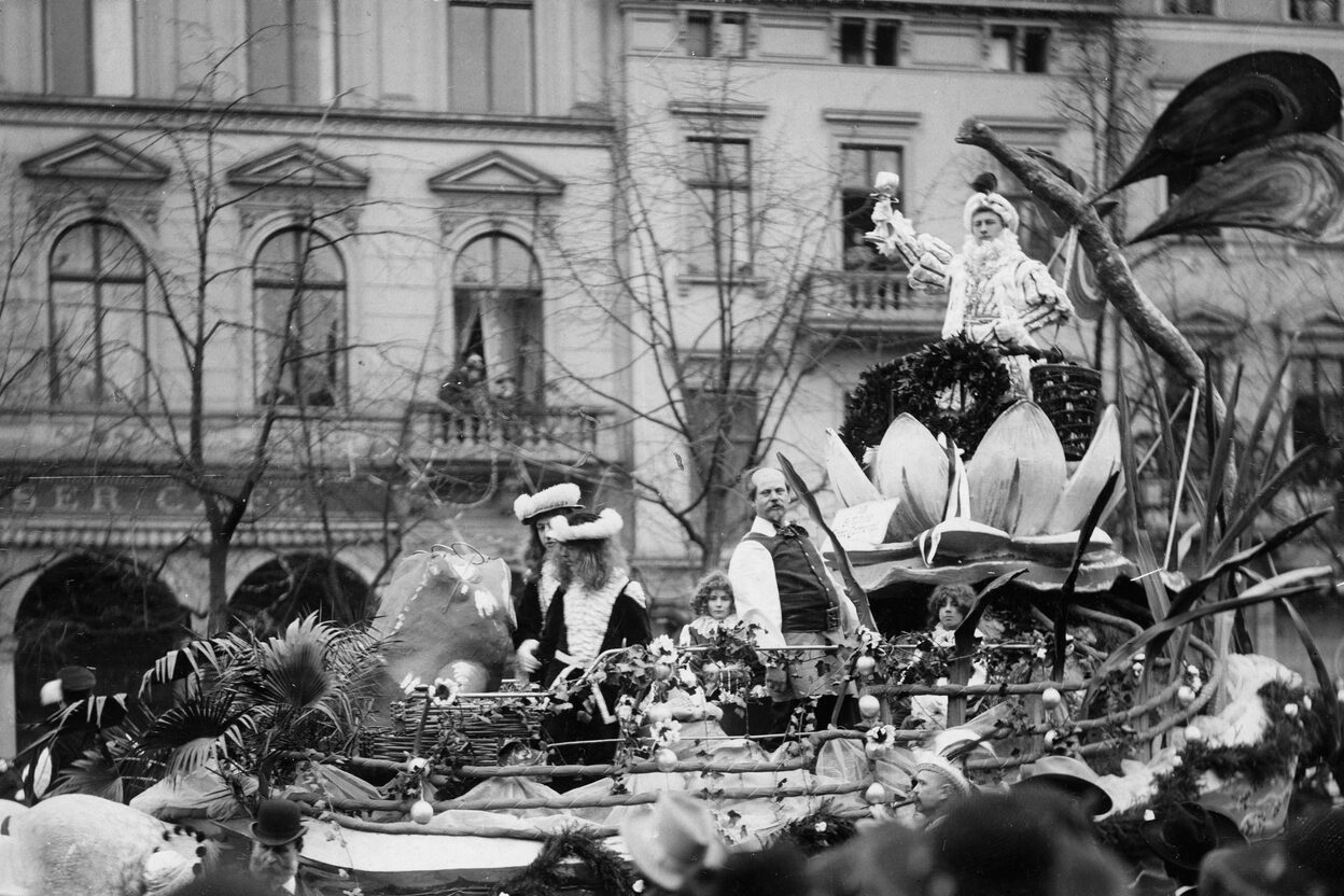 Karnevals Prinz Ferdinand Kaiser im Jahr 1905 bei einem Karnevalszug auf einem Festwagen mit Seerose und einem großen Frosch.