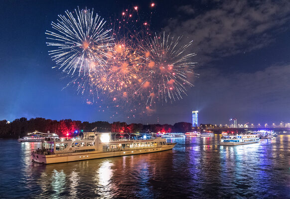 Feuerwerk über den Schiffen bei Rhein in Flammen 2019