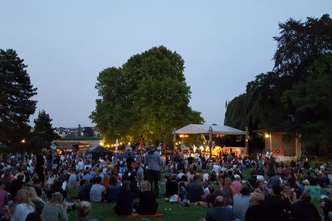 Publikum vor der Open-Air-Bühne der Stadtgartenkonzerte