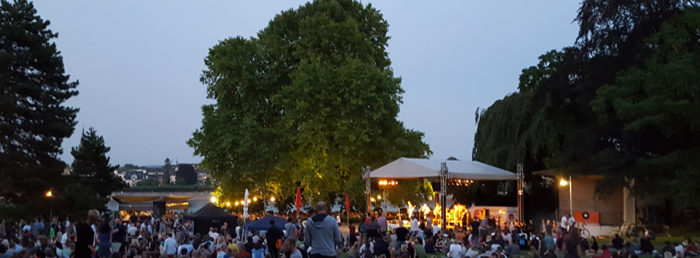 Publikum vor der Open-Air-Bühne der Stadtgartenkonzerte