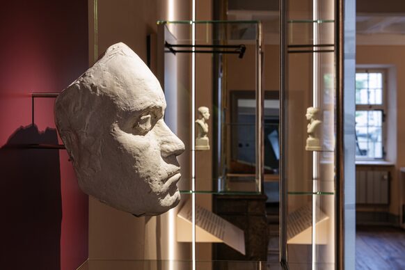 Die Totenmaske Ludwig van Beethovens in einem Ausstellungsraum des Beethoven-Hauses